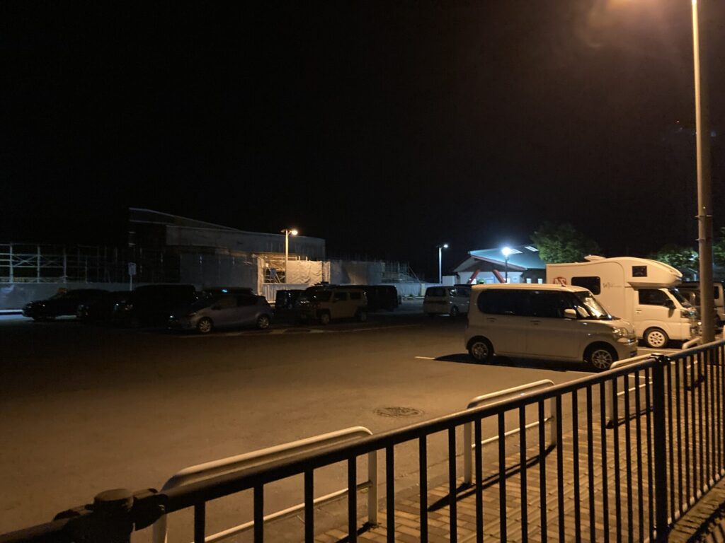 たまつくり　夜間　駐車場