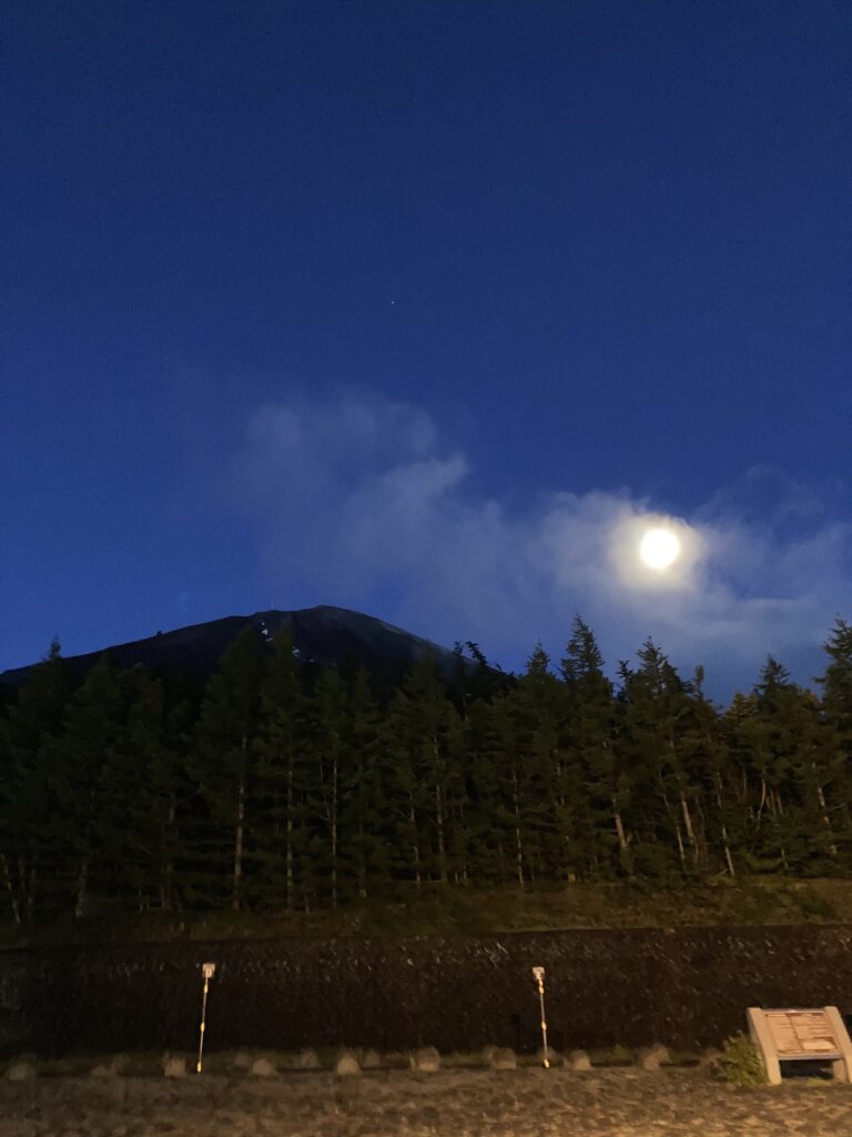 月と富士山